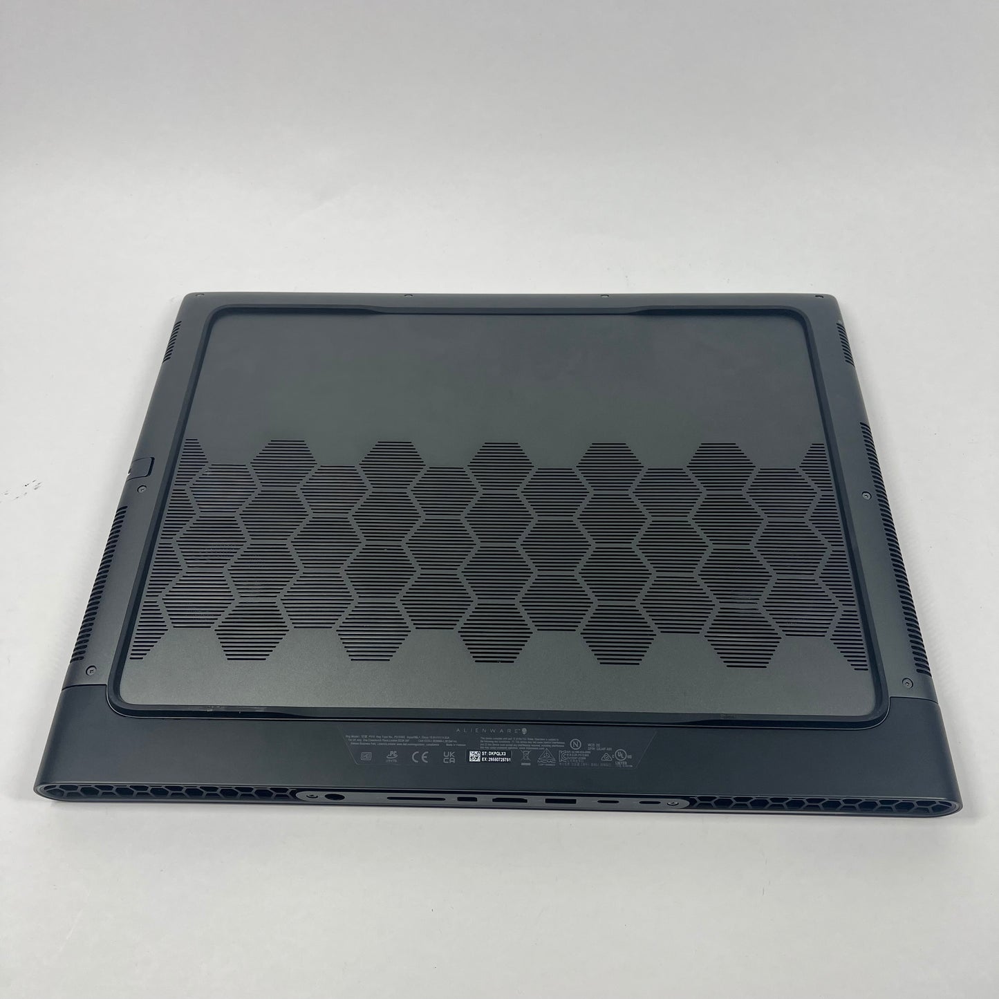 Alienware Alienware M18 R1 P510E 15" Ryzen 9 7945HX 1.2GHz 32GB RAM 2TB SSD
